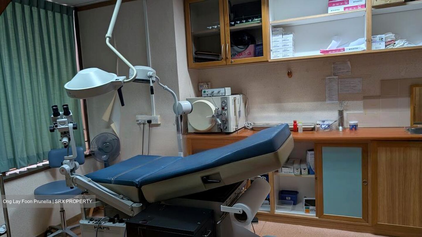 Mount Elizabeth Hospital (D9), Retail #476174981